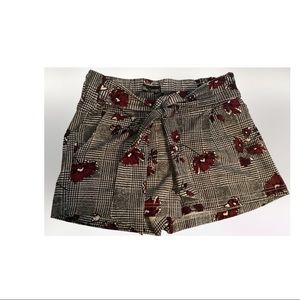 LIKE AN ANGEL- Small size shorts with a black and white check design.